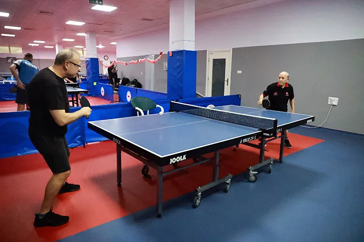 87 yaşındaki masa tenisçi Ahmet Özer, 54 yaşındaki oğluyla raket sallıyor