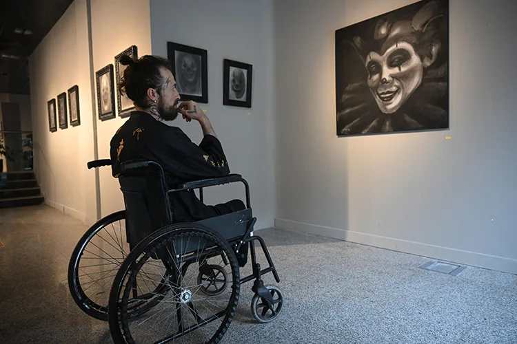 Bacaklarını kaybeden ressam, protezlerle yeniden ayağa kalkacağı günü bekliyor