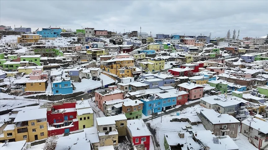Beyaz örtüyle kaplanan Kayseri’nin “renkli evler”i dronla görüntülendi