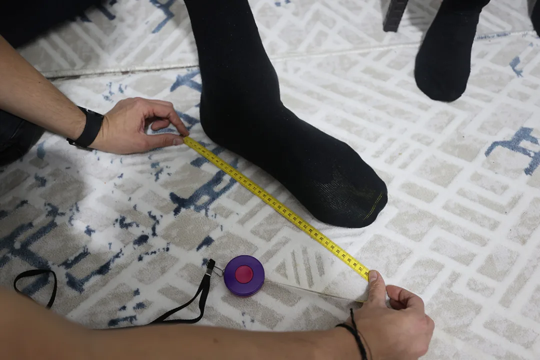 “Dünyanın en uzun adamı” Sultan Kösen, 60 numara yeni ayakkabılarıyla dünyayı gezecek