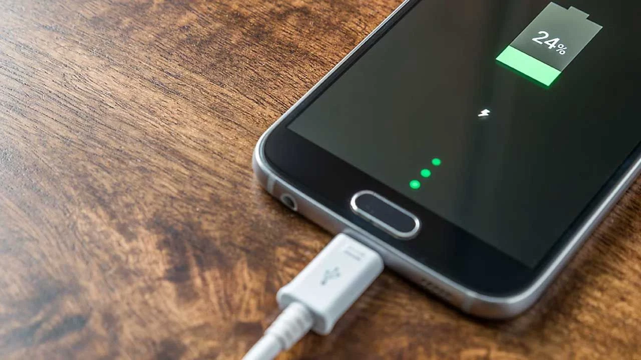 Cep telefonların pil ömrünü kısaltan bu hatayı hemen terk edin!