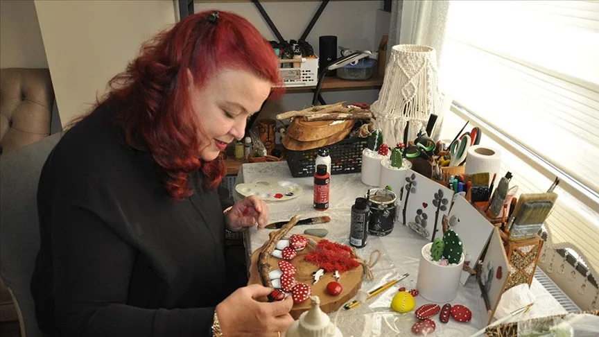 Bir yılda yendiği kanserle mücadelesini sanat eserine dönüştürdüğü taşlarla yansıtıyor