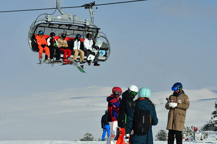 Sarıkamış Kayak Merkezi’nde kayak keyfi sürüyor
