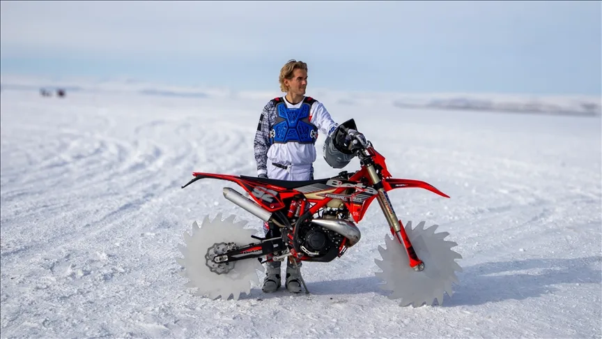 Buzla kaplı Çıldır Gölü’nde Süleyman Atlı, sörf ve cross motor gösterisi yaptı