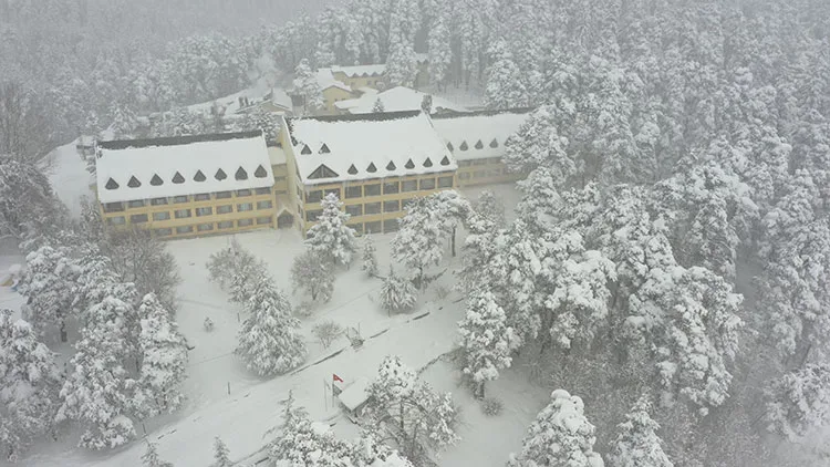 Beyaza bürünen Abant karın tadını çıkarmak isteyenleri ağırlıyor