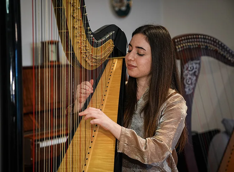 Ela Talay’ın çocukken izlediği filmle başlayan arp yolculuğu İngiltere’ye uzandı