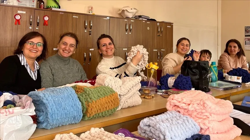 Artvin’de öğretmenler deprem bölgesindeki kardeş okulun öğrencileri için atkı ördü