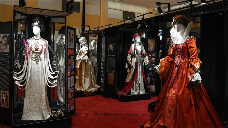 Devlet Tiyatroları atıklardan tasarlanan kostümleri sanatla buluşturdu