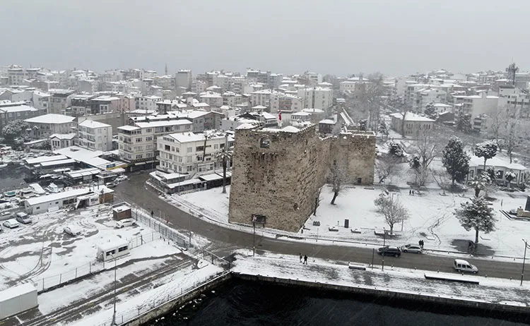 Beyaza bürünen Sinop Kalesi ve Tarihi Cezaevi dronla görüntülendi