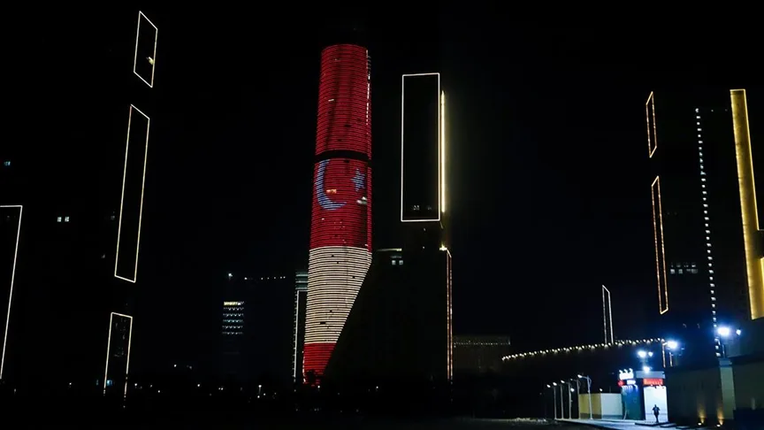 Mısır’ın idari başkentindeki ikonik kuleye Türk ve Mısır bayrakları yansıtıldı