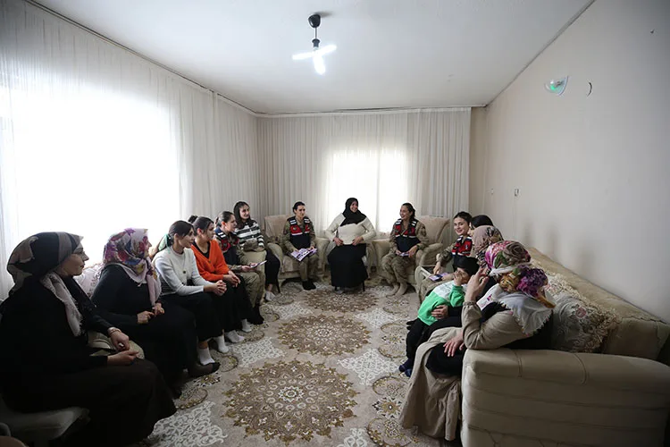 Kadın komutanlar köy köy gezerek KADES’i anlatıyor