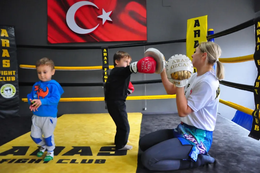 Çocukları için tekrar kick boksa başladı