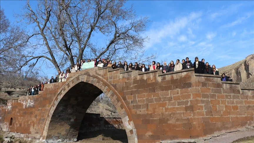 Şehit ve gazi çocukları Bitlis’in tarihi mekanlarını gezdi