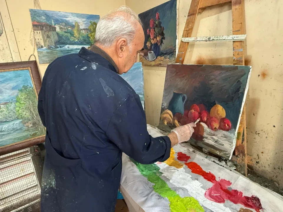 Bartınlı uzman doktor, 52 yıldır yağlı boya resim yapıyor