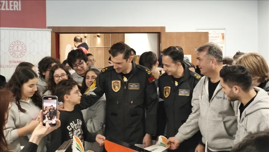 SOLOTÜRK pilotları “Köklerden Göklere Projesi” kapsamında gençlerle buluştu