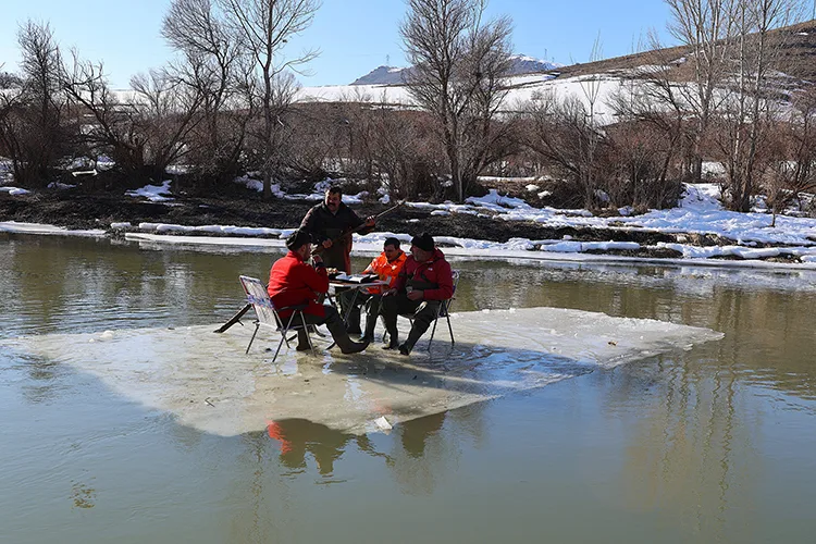 Bayburt’ta amatör balıkçılar sal gibi kullandıkları buz kütlesinde zaman geçirdi