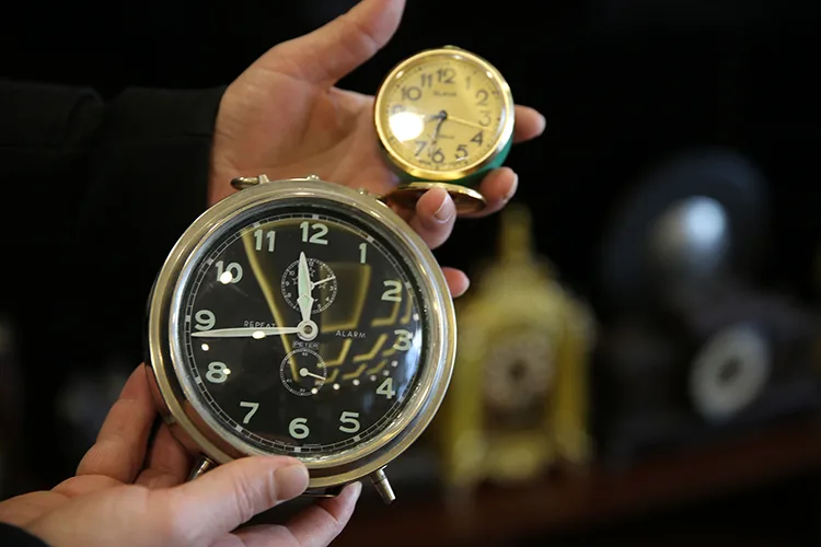 Çocukken kaybettiği saat, Siirtli avukatı antika saat koleksiyonerine dönüştürdü