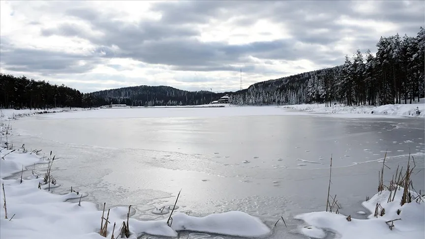 Topuk Yaylası Göleti’nin yüzeyi karla kaplandı