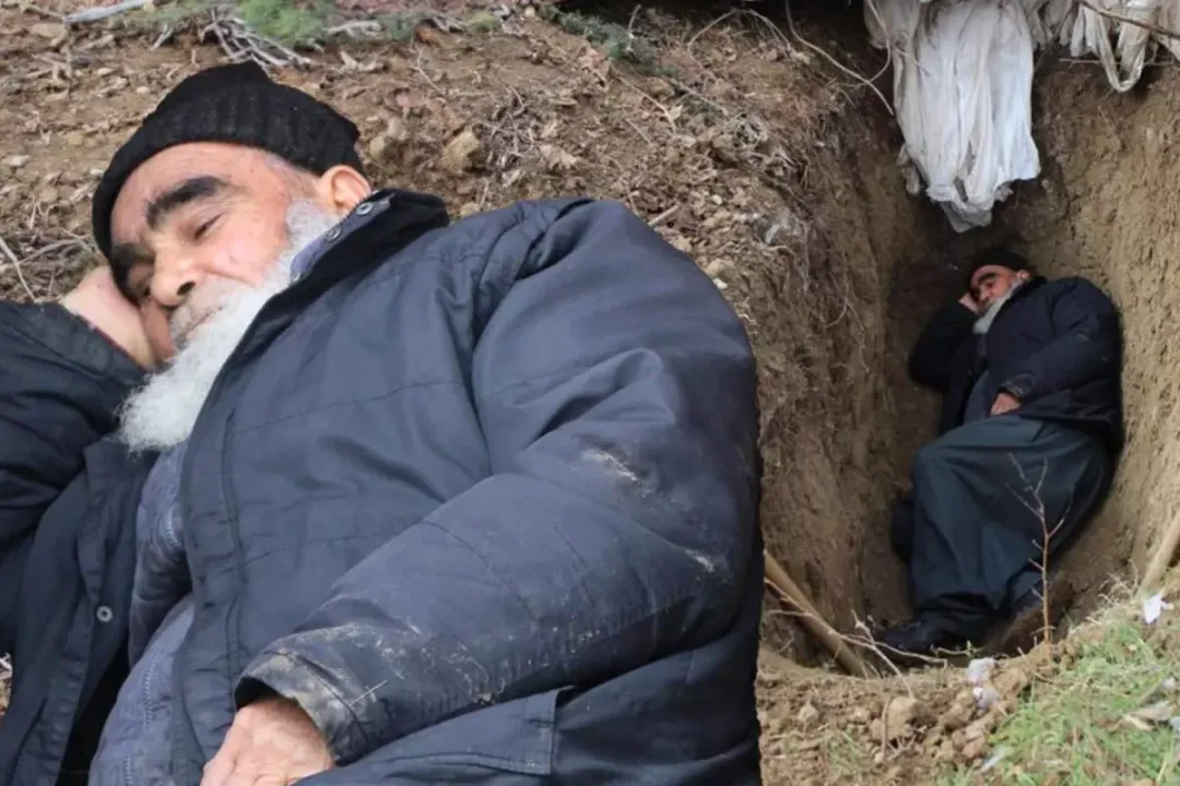 Ölmeden kazdığı mezarına geceleri girip yatıyor