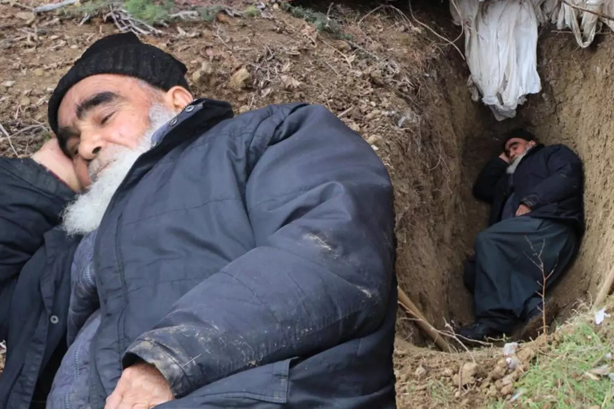 Ölmeden kazdığı mezarına geceleri girip yatıyor