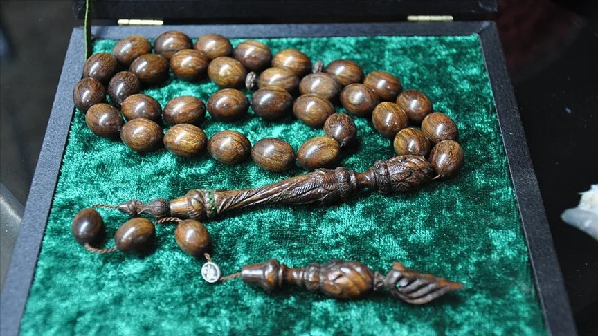 Eskişehir’de yaşayan 54 yaşındaki naht ustası ahşaba sanatıyla hayat veriyor