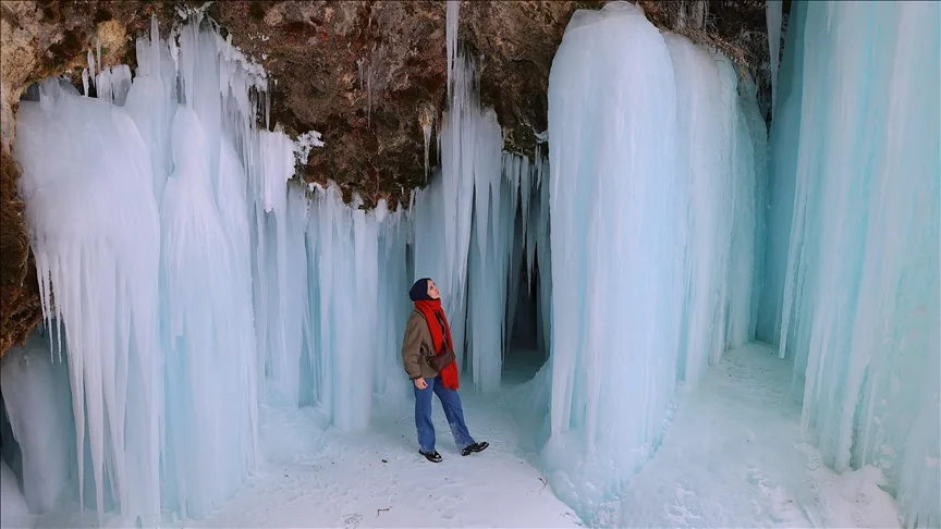 Bayburt’ta Sırakayalar Şelalesi dondu