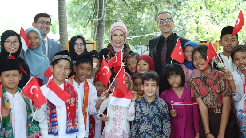 Emine Erdoğan Endonezya’da Yunus Emre Enstitüsünü ziyaret etti