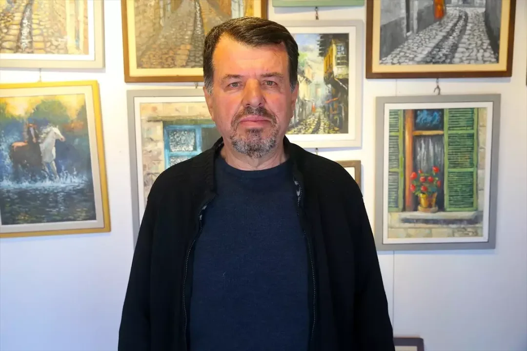 Depremde evi ve iş yeri yıkılan sanatçı mesleğini sürdürüyor.