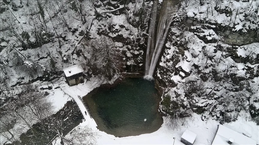 Sinop’ta Erfelek Tatlıca Şelaleleri Tabiat Parkı kar sonrası görüntülendi