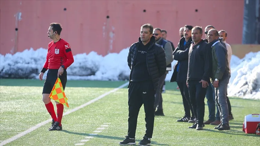 Adliyede müdürlük, sahada teknik direktörlük yapıyor