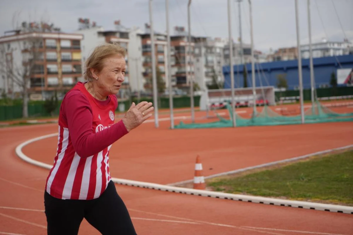 82’lik atlet pistlerin tozunu atıyor: Hedef Avrupa