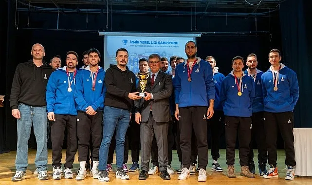 Şampiyonlar kupalarını Başkan Cemil Tugay’a teslim etti