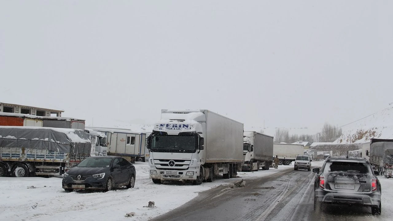 Bingöl’de TIR Trafiği Yeniden Başladı