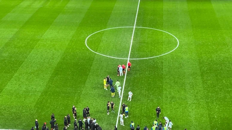 A. Demirspor, Galatasaray’ın kazandığı penaltı ve verilen hakem kararlarının ardından sahadan çekildi.