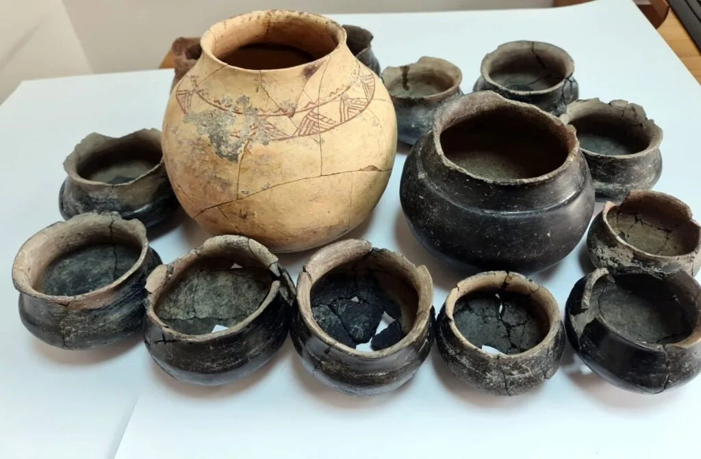 Elazığ’daki Tadım Höyüğü’nde Bulunan 6.000 Yıllık Eşsiz Kutsal Ocaklar ve Karaz Çanak Çömleği