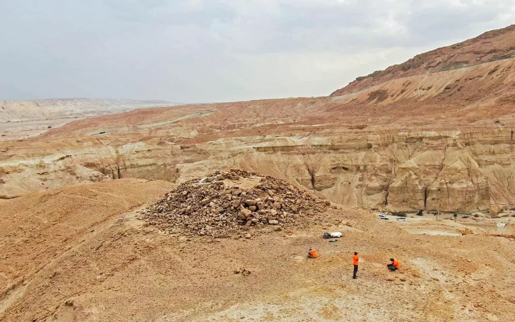 Yahudi Çölü’nde Keşfedilen 2.200 Yıllık Anıtsal Piramidal Yapı
