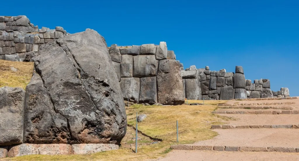 Sacsayhuaman’ın Esrarengiz Mimarisi: Devasa Taşların ve Gizemlerin Kutsal Kalesi