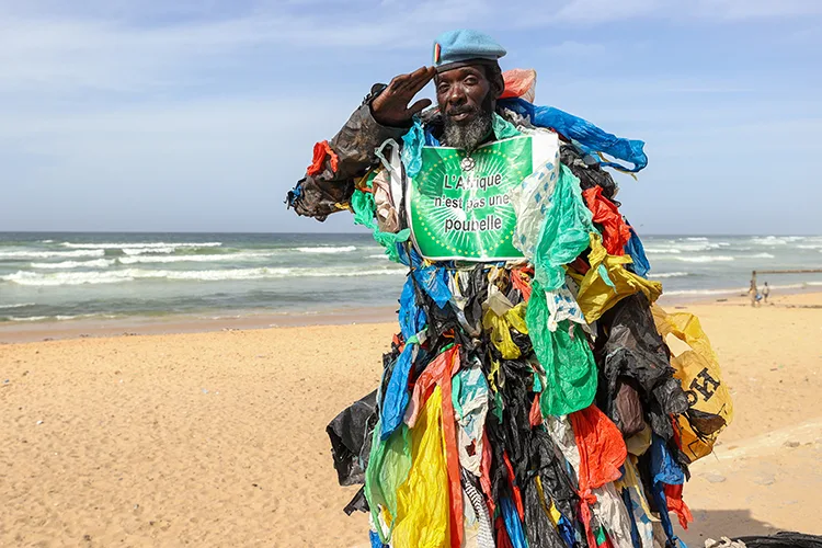 Senegalli “Plastik Adam”a göre Afrika, dünyanın çöp kutusu değil