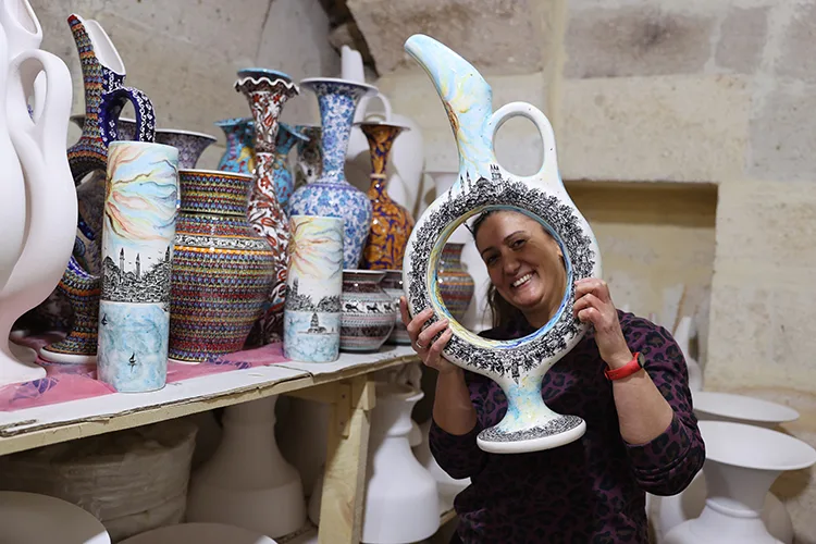 Avanoslu Ayşe usta “akıtma tekniği” ile özgün seramik eserler üretiyor