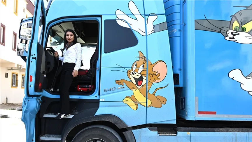 Tır şoförü kocasından etkilenen kadın direksiyon başına geçti