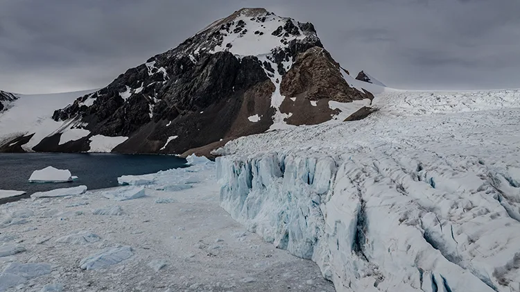 Shoesmith buzulundan 10 katlı bina boyutunda buz eridi