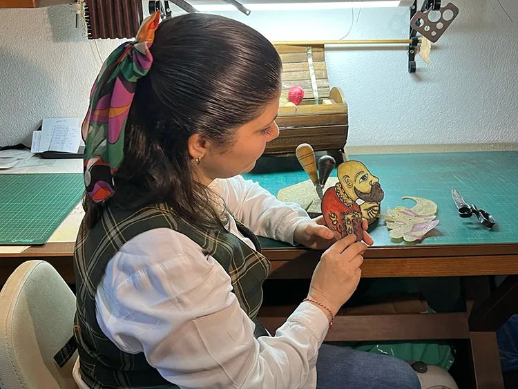 Kadın karagöz ustası, mesleğinin inceliklerini verdiği eğitimlerle gelecek nesillere aktarıyor