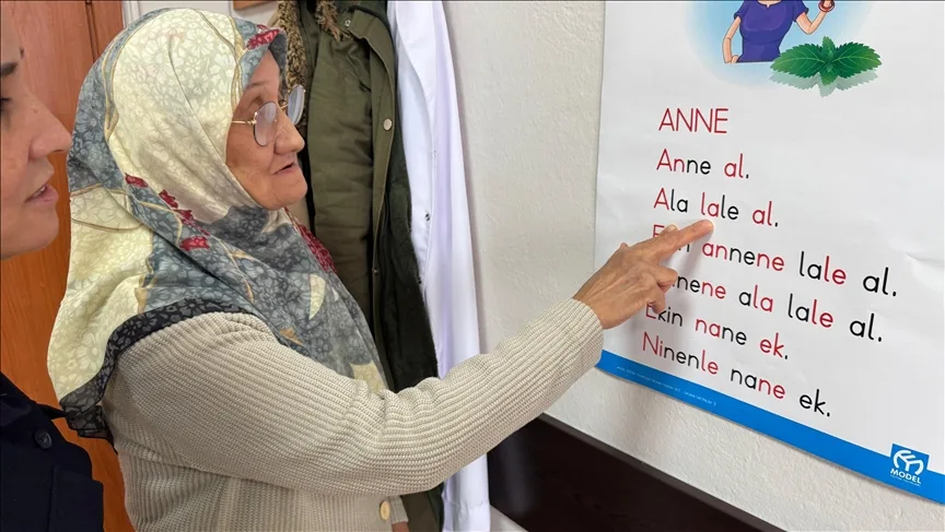 Çocukken ailesinin okutmadığı “Ayşe Teyze”ye devlet 65 yaşında okuma yazma kursu açtı