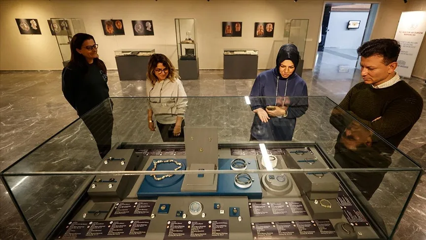 Mersin’de müzede korunan tarihi takı ve aksesuarlar sergide ziyaretçilerle buluştu