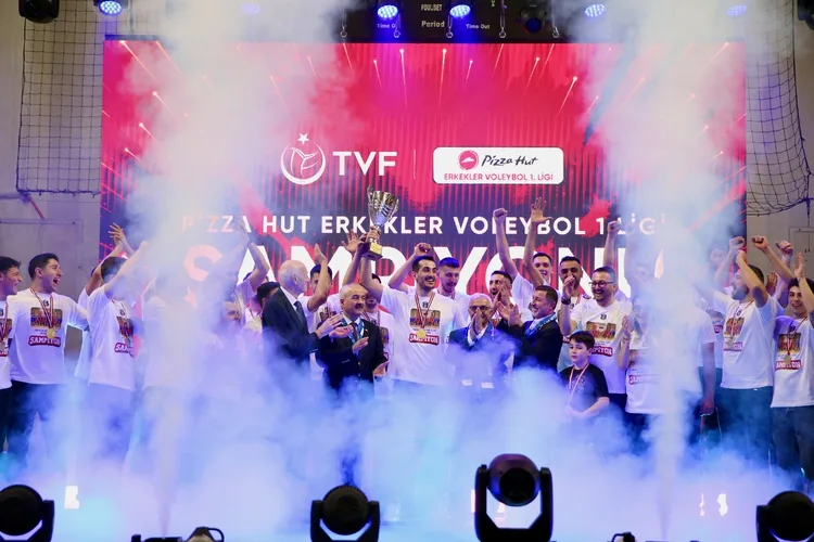 Efeler Ligi’ne yükselen Gebze Belediye Spor Kulübü, şampiyonluk kupasına kavuştu