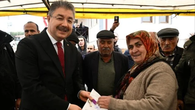 Köy evlerinin hak sahiplerine teslimi sürüyor