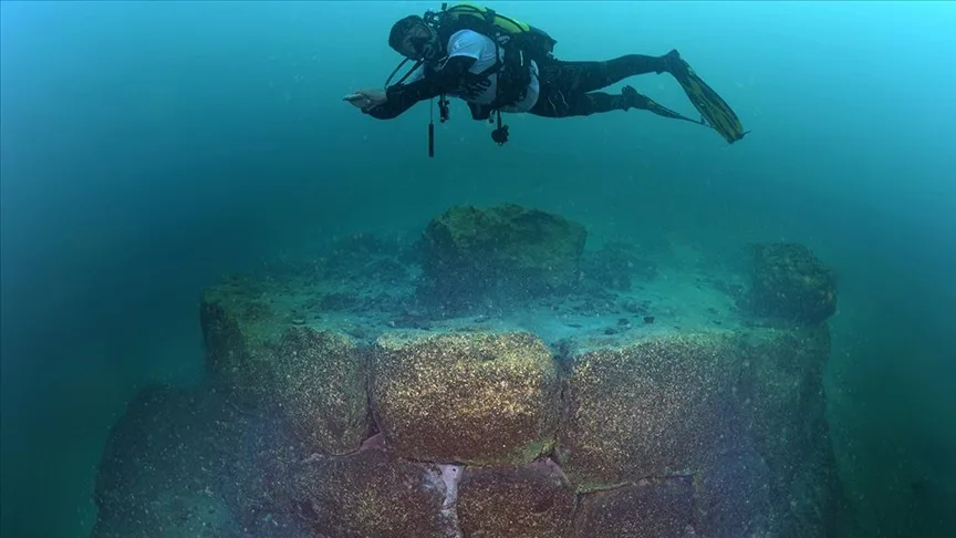 Van Gölü’nün derinliklerinde burç ve duvar kalıntıları tespit edildi
