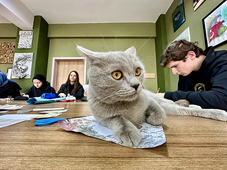 Okulun yakınında bulunan “Picasso” resim atölyesindeki derslere renk katıyor