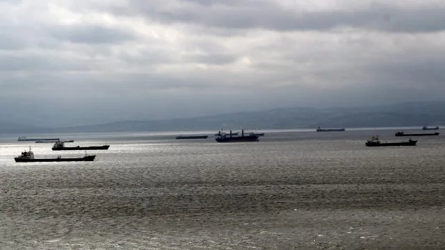 Fırtına uyarısı yapıldı, yük gemileri doğal Sinop Limanı’na sığındı