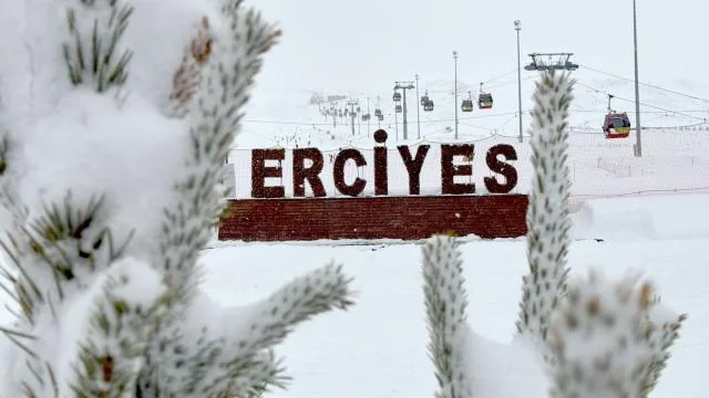 Martta yağan kar Erciyes’te kayak sezonunu bahara çevirdi